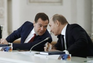 Primer Ministro Dmitry Medvedev (izquierda) y presidente Vladimir Putin, 24 de diciembre del 2014
